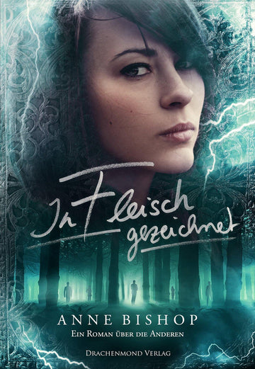 Das Produktbild zeigt eine Nahaufnahme eines Frauengesichts. Das rechte Auge wird von ihren Haaren abgedeckt. Unterhalb des Gesichts steht der Buchtitel und der Name der Autorin. Im unteren Teil ist ein Wald abgebildet. Die Grundfarbe ist Dunkelgrün.